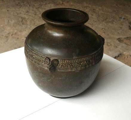 โถทองเหลืองลงหินโบราณ ยุคเก่ามากน้ำหนักดี ลวดลายสวยงามครับ