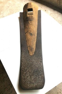 ผานไถโบราณ ยุคเก่า มีลักษณะใหญ่และแปลก ใช้แขวนโชว์สวยงามและเป็นมงคลยิ่ง