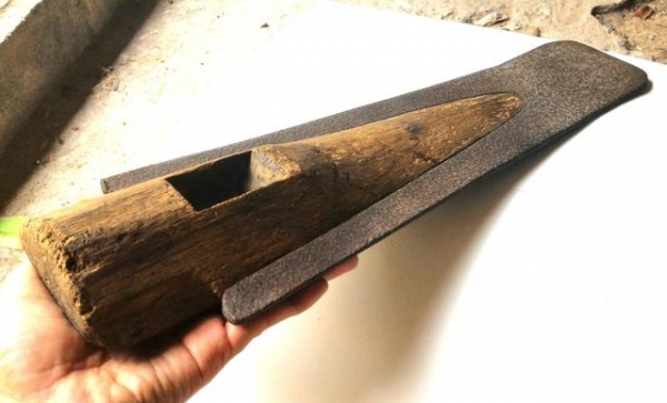 ผานไถโบราณ ยุคเก่า มีลักษณะใหญ่และแปลก ใช้แขวนโชว์สวยงามและเป็นมงคลยิ่ง