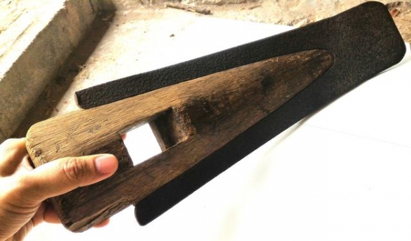 ผานไถโบราณ ยุคเก่า มีลักษณะใหญ่และแปลก ใช้แขวนโชว์สวยงามและเป็นมงคลยิ่ง