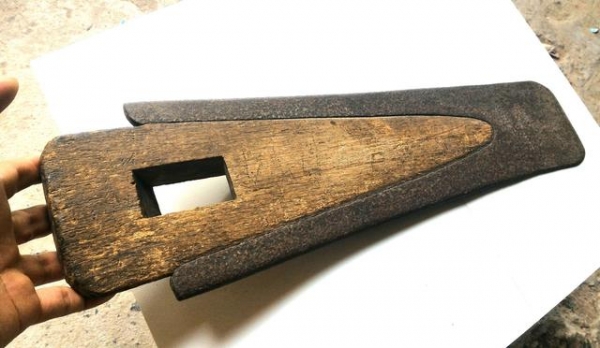 ผานไถโบราณ ยุคเก่า มีลักษณะใหญ่และแปลก ใช้แขวนโชว์สวยงามและเป็นมงคลยิ่ง