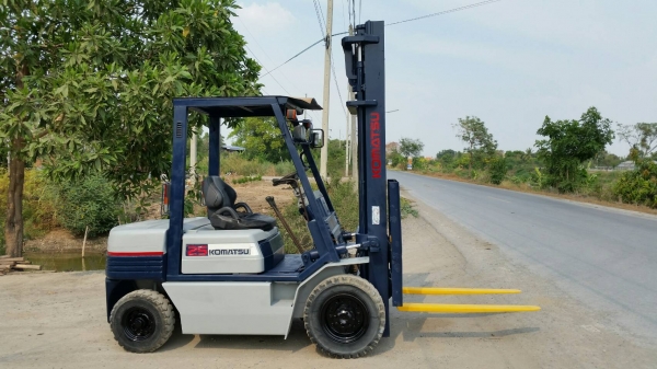 ขายด่วนรถยกKOMATSU FD25-11ดีเซลยก2.5ตันเสาสูง4เมตรยางตัน4เส้นรถนอกนำเข้ายังไม่เคยใช้งานในเมืองไทยเลย