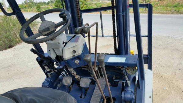 ขายด่วนรถยกKOMATSU FD25-11ดีเซลยก2.5ตันเสาสูง4เมตรยางตัน4เส้นรถนอกนำเข้ายังไม่เคยใช้งานในเมืองไทยเลย