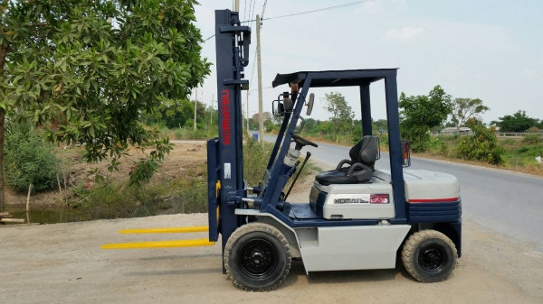 ขายด่วนรถยกKOMATSU FD25-11ดีเซลยก2.5ตันเสาสูง4เมตรยางตัน4เส้นรถนอกนำเข้ายังไม่เคยใช้งานในเมืองไทยเลย