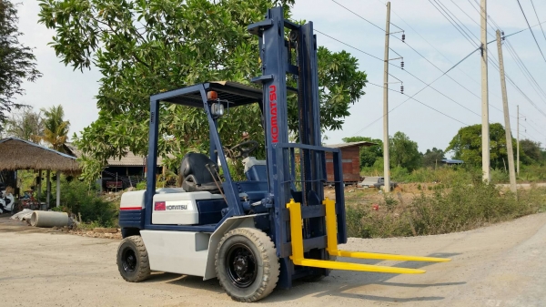 ขายด่วนรถยกKOMATSU FD25-11ดีเซลยก2.5ตันเสาสูง4เมตรยางตัน4เส้นรถนอกนำเข้ายังไม่เคยใช้งานในเมืองไทยเลย