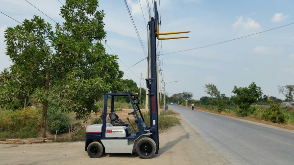 ขายด่วนรถยกKOMATSU FD25-11ดีเซลยก2.5ตันเสาสูง4เมตรยางตัน4เส้นรถนอกนำเข้ายังไม่เคยใช้งานในเมืองไทยเลย