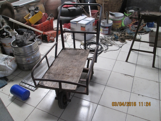 รถเข็นเล็กน่ารัก/แข็งแรง/ขาย500บาท สนใจ 081-585-6957