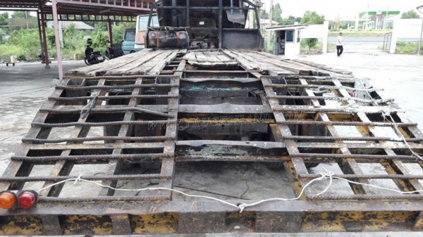 รถเทเลอร์ท้ายเป็ด ยี่ห้อมิตซู หน้ากากดำ สองเพลา 225K รถพร้อมใช้ มีภาพวีดีโอเครื่องประกอบด้วย