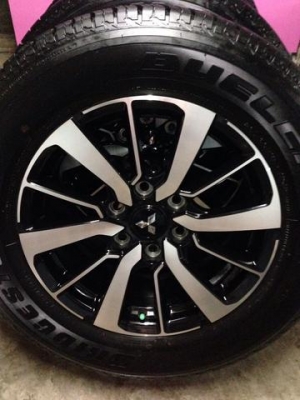 ล้อขอบ18ป้ายแดง มิตซู นิวปาเจโร่ พร้อมยาง 265-60-18