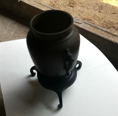 โถทองเหลืองเก่า มีขาตั้ง ลงยาทอง สวยแปลก เก่าเก็บ