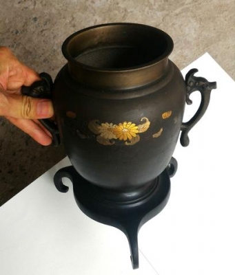 โถทองเหลืองเก่า มีขาตั้ง ลงยาทอง สวยแปลก เก่าเก็บ