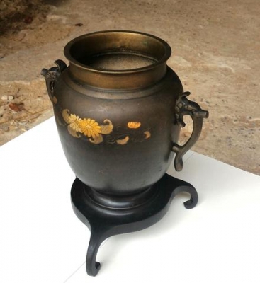 โถทองเหลืองเก่า มีขาตั้ง ลงยาทอง สวยแปลก เก่าเก็บ