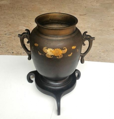 โถทองเหลืองเก่า มีขาตั้ง ลงยาทอง สวยแปลก เก่าเก็บ