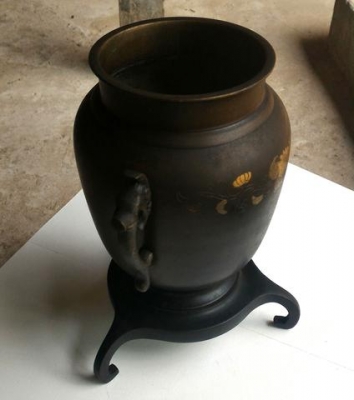 โถทองเหลืองเก่า มีขาตั้ง ลงยาทอง สวยแปลก เก่าเก็บ