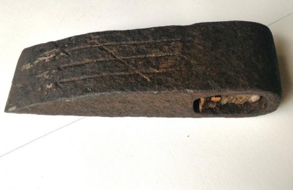 ขวานเหล็กเก่า ขนาดใหญ่ เนื้อโลหะโบราณ สลักภาพลูกศรทั้งสองข้าง