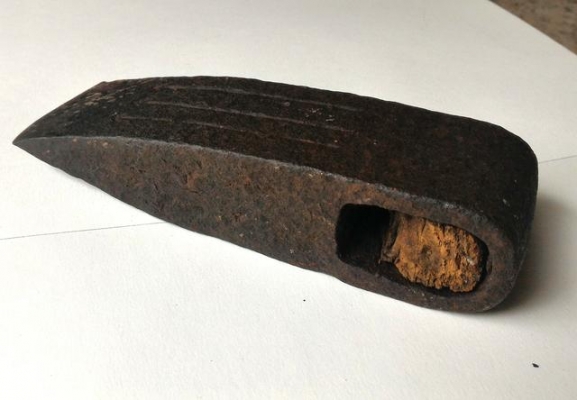 ขวานเหล็กเก่า ขนาดใหญ่ เนื้อโลหะโบราณ สลักภาพลูกศรทั้งสองข้าง