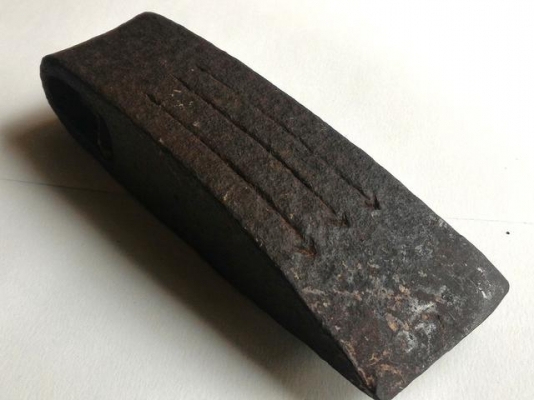 ขวานเหล็กเก่า ขนาดใหญ่ เนื้อโลหะโบราณ สลักภาพลูกศรทั้งสองข้าง