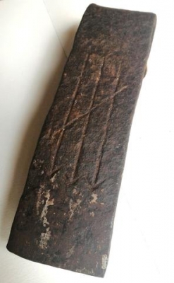 ขวานเหล็กเก่า ขนาดใหญ่ เนื้อโลหะโบราณ สลักภาพลูกศรทั้งสองข้าง