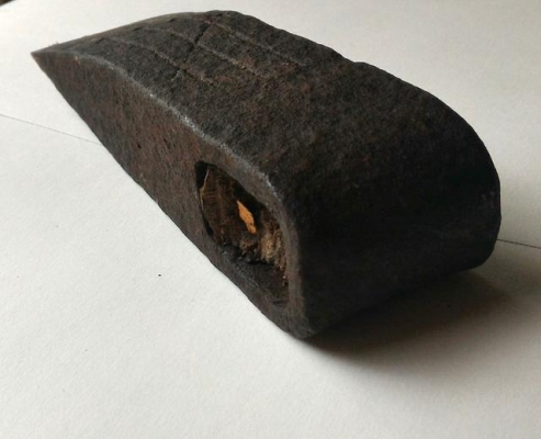 ขวานเหล็กเก่า ขนาดใหญ่ เนื้อโลหะโบราณ สลักภาพลูกศรทั้งสองข้าง