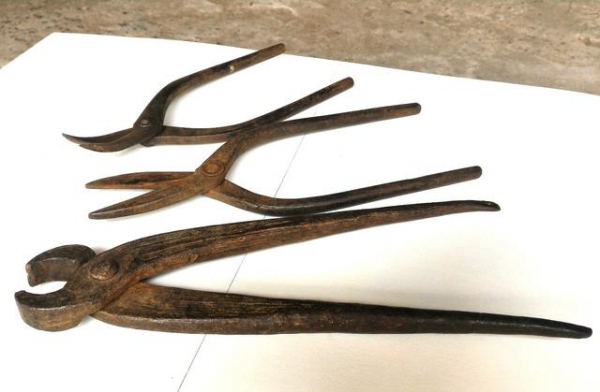 คีมเหล็กและมีดตะไกรยุคเก่า เนื้อโลหะโบราณ ขนาดใหญ่