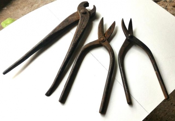 คีมเหล็กและมีดตะไกรยุคเก่า เนื้อโลหะโบราณ ขนาดใหญ่