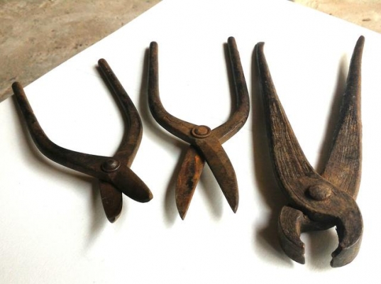 คีมเหล็กและมีดตะไกรยุคเก่า เนื้อโลหะโบราณ ขนาดใหญ่