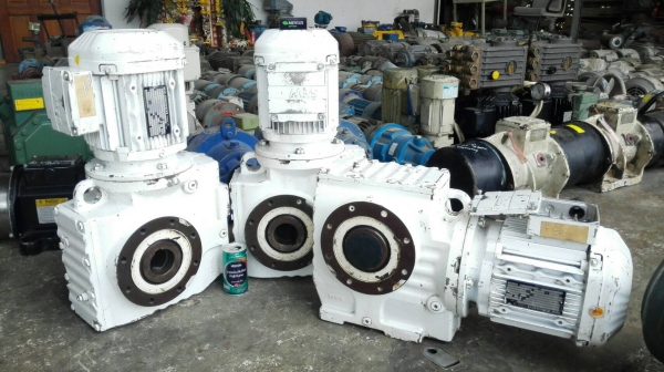 ** เหลือ 1 ลูก!! ** มอเตอร์เกียร์ Sew Eurodrive 2 HP 380V ทด 1 : 97 ความเร็วรอบ 14 RPM. งานกริ้บๆใหม่ๆสแปรโรงงานสภาพ 98\%