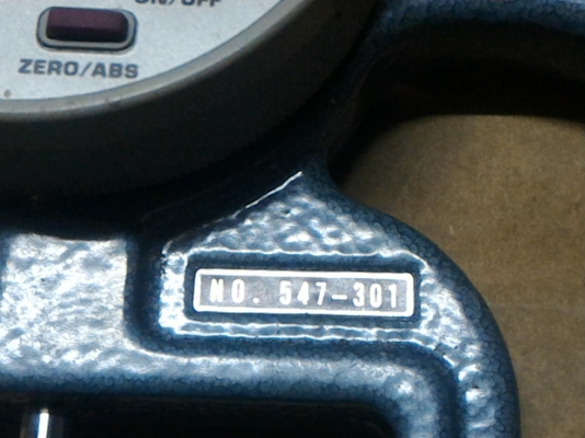 เครื่องวัดความหนาระบบดิจิตอลยี่ห้อ Mtiutoyo จากญี่ปุ่น ช่วงของการวัดอยู่ที่ 0.01 - 12 มม.