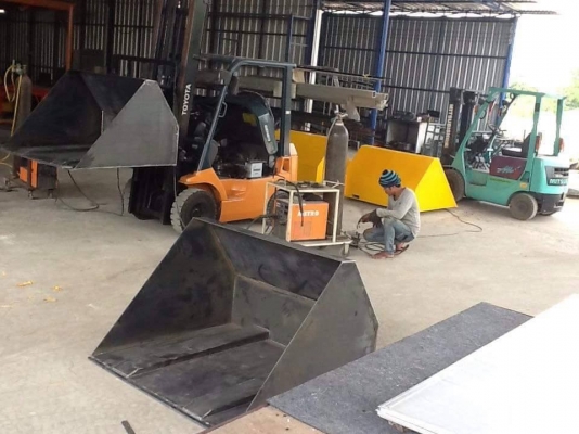 แหล่งรวมรถโฟลค์ลิฟท์งาเทฮิ้งค์ฟอร์คภาคตะวันออกสำหรับตักยางก้อนยางพาราและยางถ้วยขี้ยาง