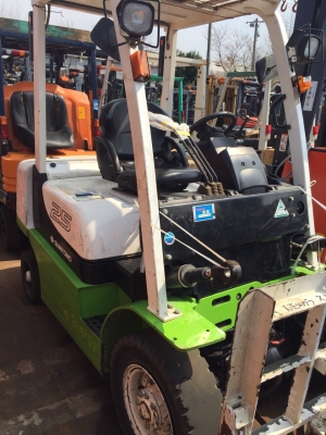 แหล่งรวมรถโฟลค์ลิฟท์งาเทฮิ้งค์ฟอร์คภาคตะวันออกสำหรับตักยางก้อนยางพาราและยางถ้วยขี้ยาง