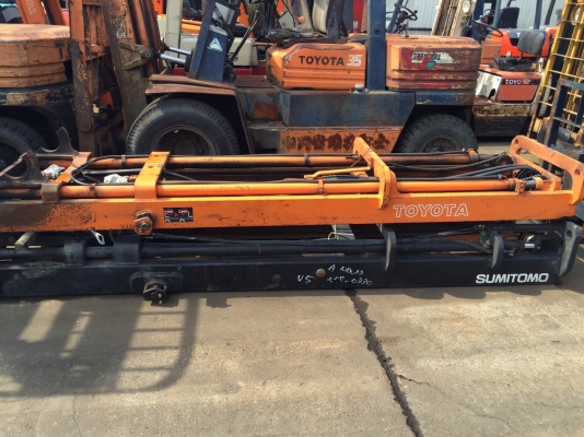 แหล่งรวมรถโฟลค์ลิฟท์งาเทฮิ้งค์ฟอร์คภาคตะวันออกสำหรับตักยางก้อนยางพาราและยางถ้วยขี้ยาง