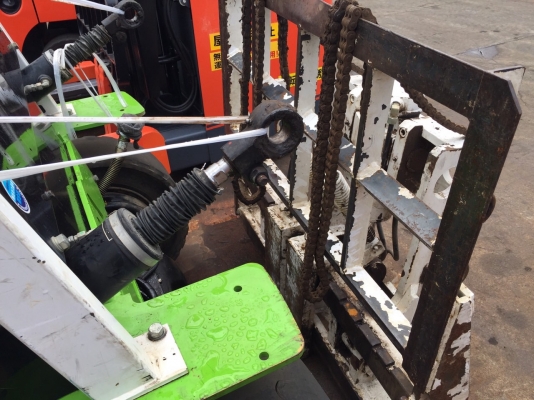 แหล่งรวมรถโฟลค์ลิฟท์งาเทฮิ้งค์ฟอร์คภาคตะวันออกสำหรับตักยางก้อนยางพาราและยางถ้วยขี้ยาง