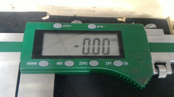 เวอร์เนียดิจิตอลขนาดยาว 1 เมตร ใหญ่มากๆ ยี่ห้อ INSIZE  จาก Made in Australia ระยะการทำงาน 1106 มม. ( 1เมตร 10 ซม. )แสดงผลเป็นตัวเลย LCD สีดำ ขนาดใหญ่ทศนิยม 2 ตำแหน่ง