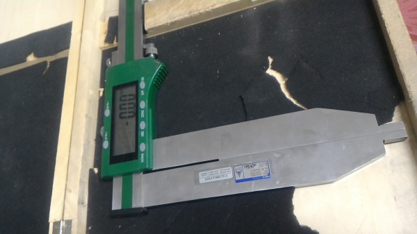 เวอร์เนียดิจิตอลขนาดยาว 1 เมตร ใหญ่มากๆ ยี่ห้อ INSIZE  จาก Made in Australia ระยะการทำงาน 1106 มม. ( 1เมตร 10 ซม. )แสดงผลเป็นตัวเลย LCD สีดำ ขนาดใหญ่ทศนิยม 2 ตำแหน่ง