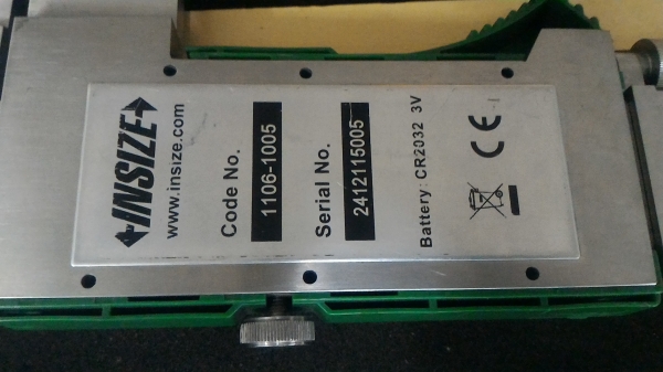 เวอร์เนียดิจิตอลขนาดยาว 1 เมตร ใหญ่มากๆ ยี่ห้อ INSIZE  จาก Made in Australia ระยะการทำงาน 1106 มม. ( 1เมตร 10 ซม. )แสดงผลเป็นตัวเลย LCD สีดำ ขนาดใหญ่ทศนิยม 2 ตำแหน่ง