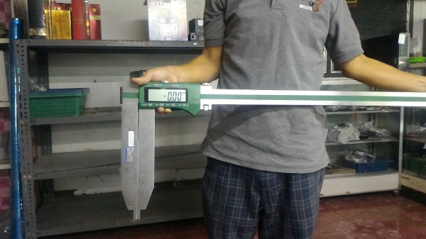 เวอร์เนียดิจิตอลขนาดยาว 1 เมตร ใหญ่มากๆ ยี่ห้อ INSIZE  จาก Made in Australia ระยะการทำงาน 1106 มม. ( 1เมตร 10 ซม. )แสดงผลเป็นตัวเลย LCD สีดำ ขนาดใหญ่ทศนิยม 2 ตำแหน่ง