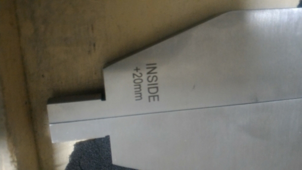 เวอร์เนียดิจิตอลขนาดยาว 1 เมตร ใหญ่มากๆ ยี่ห้อ INSIZE  จาก Made in Australia ระยะการทำงาน 1106 มม. ( 1เมตร 10 ซม. )แสดงผลเป็นตัวเลย LCD สีดำ ขนาดใหญ่ทศนิยม 2 ตำแหน่ง