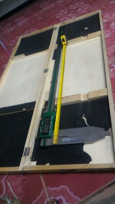 เวอร์เนียดิจิตอลขนาดยาว 1 เมตร ใหญ่มากๆ ยี่ห้อ INSIZE  จาก Made in Australia ระยะการทำงาน 1106 มม. ( 1เมตร 10 ซม. )แสดงผลเป็นตัวเลย LCD สีดำ ขนาดใหญ่ทศนิยม 2 ตำแหน่ง