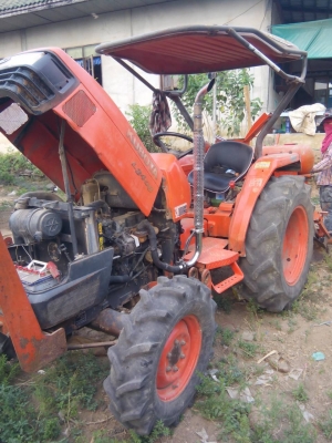 ขาย L3408 รถใช้งานอยู่ ขายตามสภาพพร้อมใช้มีดันหน้าและเครื่องเกาอ้อยฉีดปุ๋ยอ้อยตามรูป เครื่องดีมาก แต่ดันหน้าตอนนี้ผมถอดออกถ้าซื้อจะให้ไปด้วยเอาไปประกอบเอง เพราะผมใช้กับไร่อ้อยอย่างเดียว ไม่มีผานนะครับ