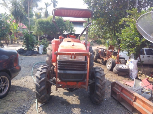 ขาย L3408 รถใช้งานอยู่ ขายตามสภาพพร้อมใช้มีดันหน้าและเครื่องเกาอ้อยฉีดปุ๋ยอ้อยตามรูป เครื่องดีมาก แต่ดันหน้าตอนนี้ผมถอดออกถ้าซื้อจะให้ไปด้วยเอาไปประกอบเอง เพราะผมใช้กับไร่อ้อยอย่างเดียว ไม่มีผานนะครับ