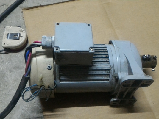 มอเตอร์เกียร์ทด NISSEI ขนาด 200 W. ทดแล้วหมุนที่  58 รอบต่อนาที โครงสร้างอลูมิเนียมอัลลอย