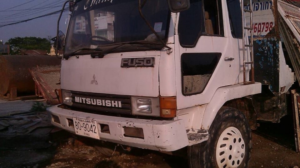 สิบล้อ MITSUBISHI 195 แรงม้า บรรทุก รถแบคโฮ ขนาด200