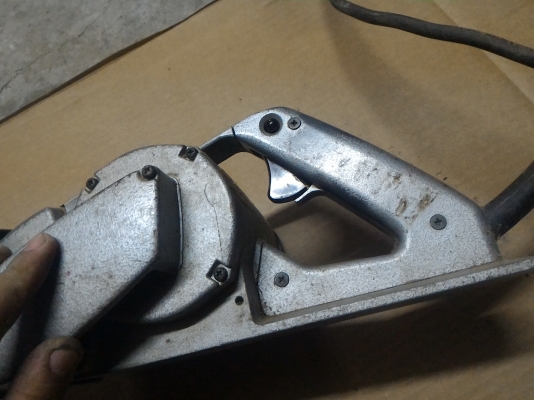 กบไฟฟ้าไสไม้ขนาด 3 นิ้ว ยี่ห้อ makita รุ่น 1600 ขนาด 750 W. ผลิตจากญี่ปุ่นของแท้  ทำงานได้ดี ทนทาน