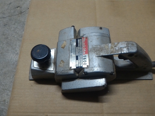 กบไฟฟ้าไสไม้ขนาด 3 นิ้ว ยี่ห้อ makita รุ่น 1600 ขนาด 750 W. ผลิตจากญี่ปุ่นของแท้  ทำงานได้ดี ทนทาน