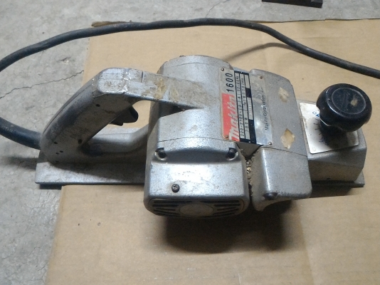 กบไฟฟ้าไสไม้ขนาด 3 นิ้ว ยี่ห้อ makita รุ่น 1600 ขนาด 750 W. ผลิตจากญี่ปุ่นของแท้  ทำงานได้ดี ทนทาน