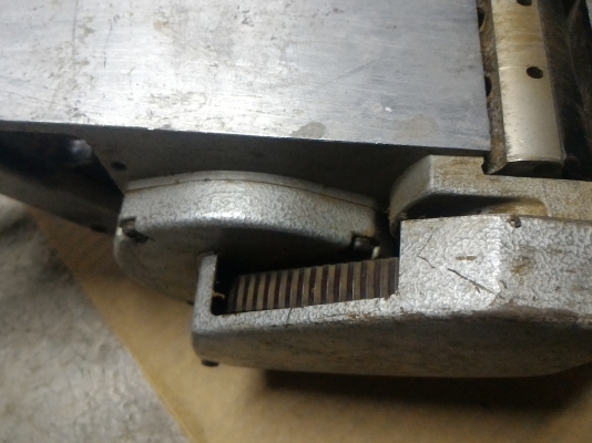 กบไฟฟ้าไสไม้ขนาด 3 นิ้ว ยี่ห้อ makita รุ่น 1600 ขนาด 750 W. ผลิตจากญี่ปุ่นของแท้  ทำงานได้ดี ทนทาน