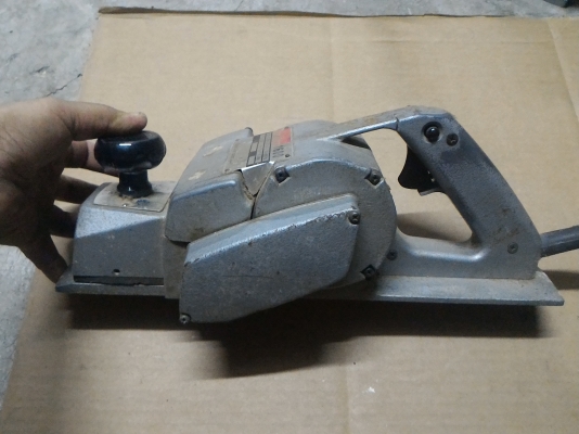 กบไฟฟ้าไสไม้ขนาด 3 นิ้ว ยี่ห้อ makita รุ่น 1600 ขนาด 750 W. ผลิตจากญี่ปุ่นของแท้  ทำงานได้ดี ทนทาน