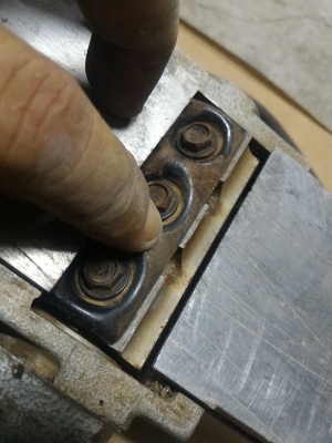 กบไฟฟ้าไสไม้ขนาด 3 นิ้ว ยี่ห้อ makita รุ่น 1600 ขนาด 750 W. ผลิตจากญี่ปุ่นของแท้  ทำงานได้ดี ทนทาน