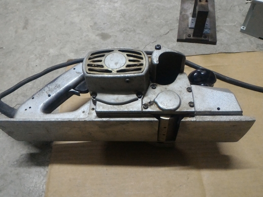 กบไฟฟ้าไสไม้ขนาด 3 นิ้ว ยี่ห้อ makita รุ่น 1600 ขนาด 750 W. ผลิตจากญี่ปุ่นของแท้  ทำงานได้ดี ทนทาน