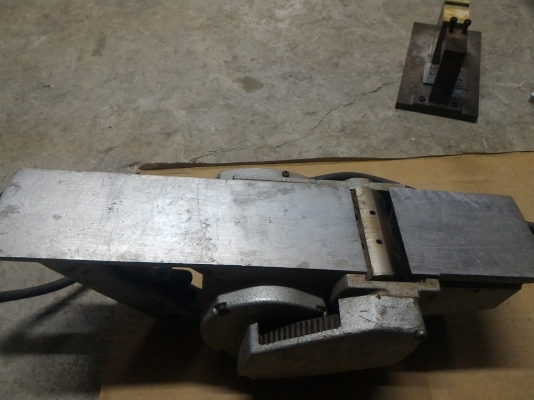 กบไฟฟ้าไสไม้ขนาด 3 นิ้ว ยี่ห้อ makita รุ่น 1600 ขนาด 750 W. ผลิตจากญี่ปุ่นของแท้  ทำงานได้ดี ทนทาน